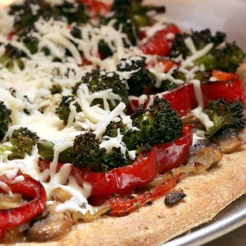 Na integralnu pizzu poslažite povrće po izboru